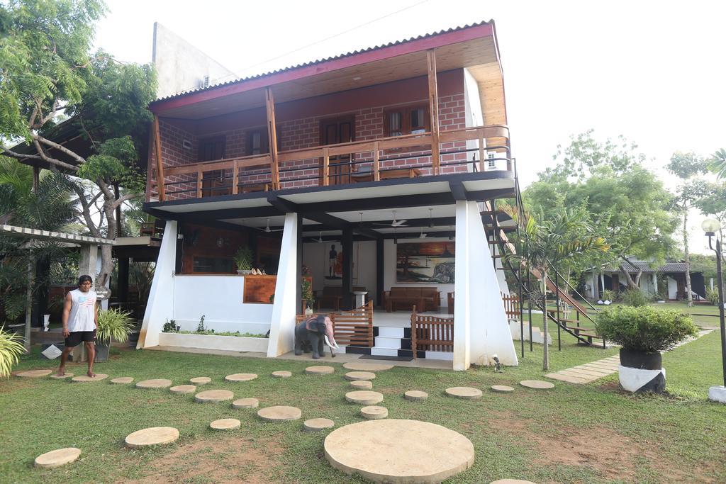 Eco Hotel Black & White - Anuradhapura Mihintale Εξωτερικό φωτογραφία