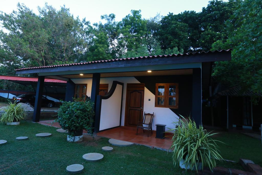 Eco Hotel Black & White - Anuradhapura Mihintale Εξωτερικό φωτογραφία